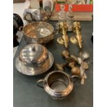 AN ASSORTMENT OF METAL ITEMS TO INCLUDE SILVER PLATED BOWLS AND VINTAGE BRASS DOOR KNOBS