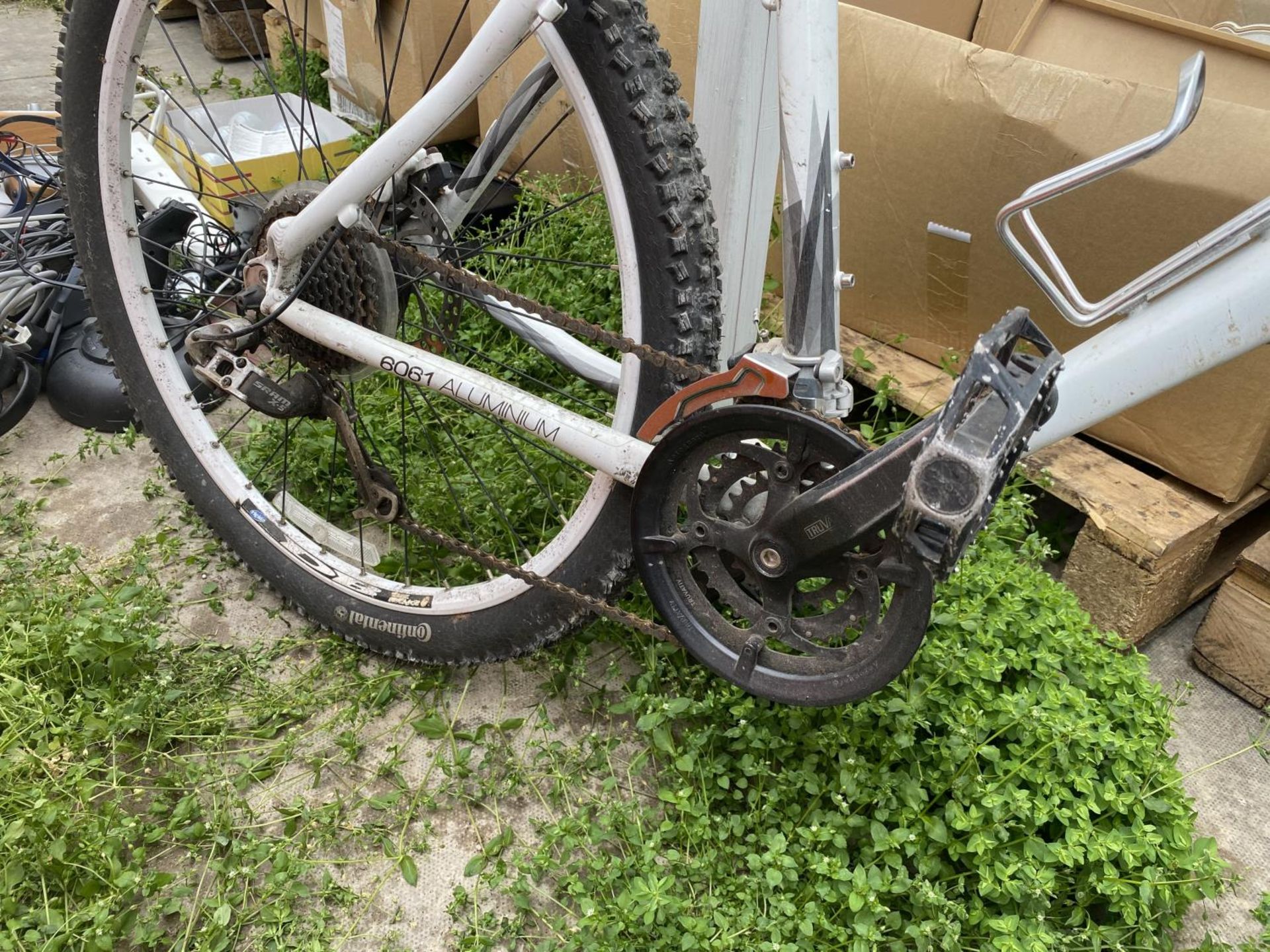 A MTKAX MOUNTIAN BIKE WITH FRONT SUSPENSION AND 27 SPEED GEAR SYSTEM - Image 6 of 10