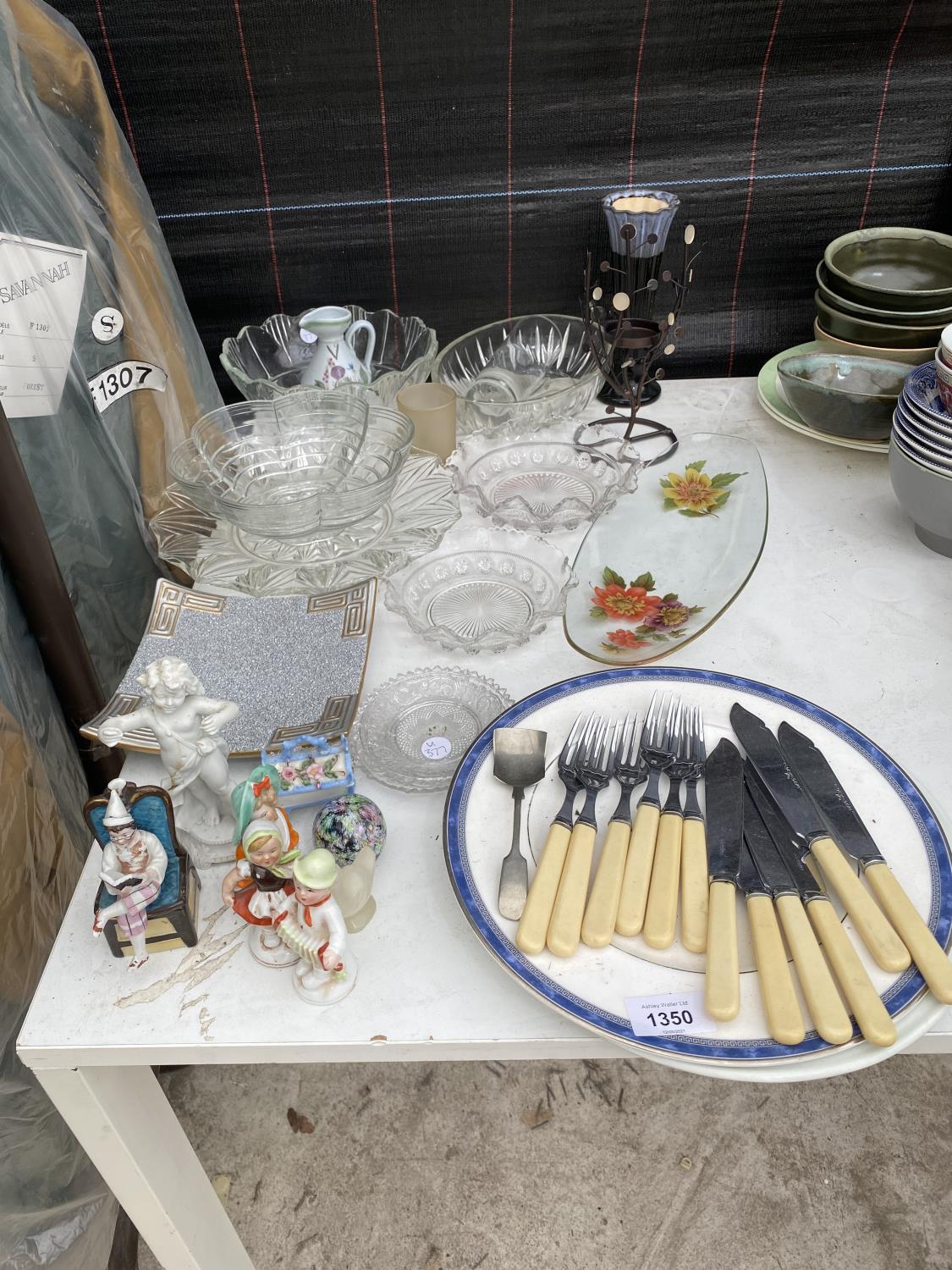 AN ASSORTMENT OF ITEMS TO INCLUDE FLATWARE, GLASS DISHES ETC