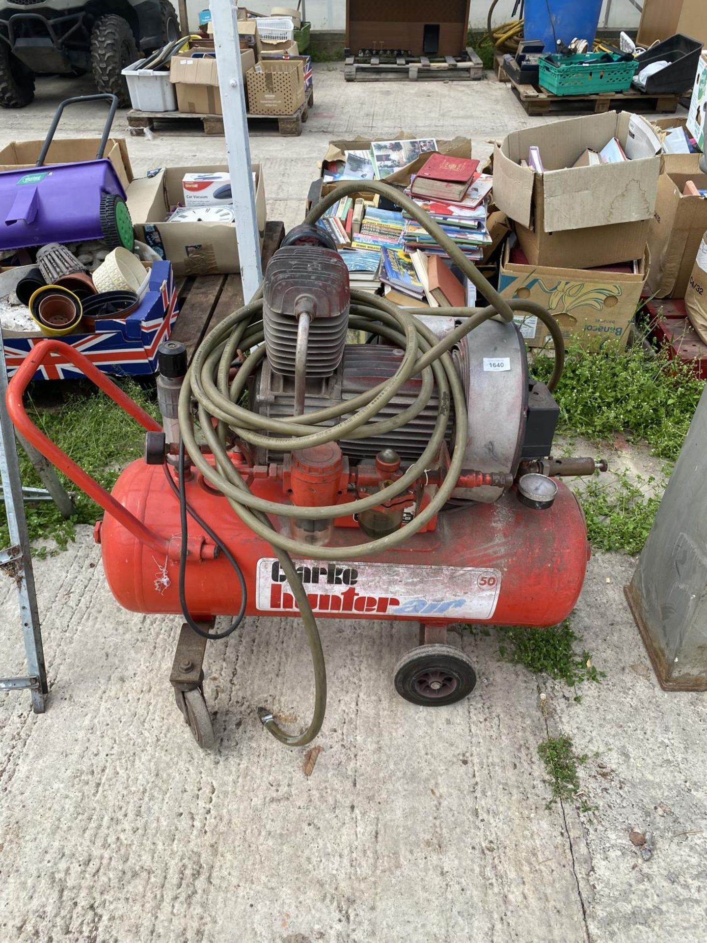 A CLARKE HUNTER AIR COMPRESSOR BELIEVED WORKING ORDER BUT NO WARRANTY - Image 2 of 8