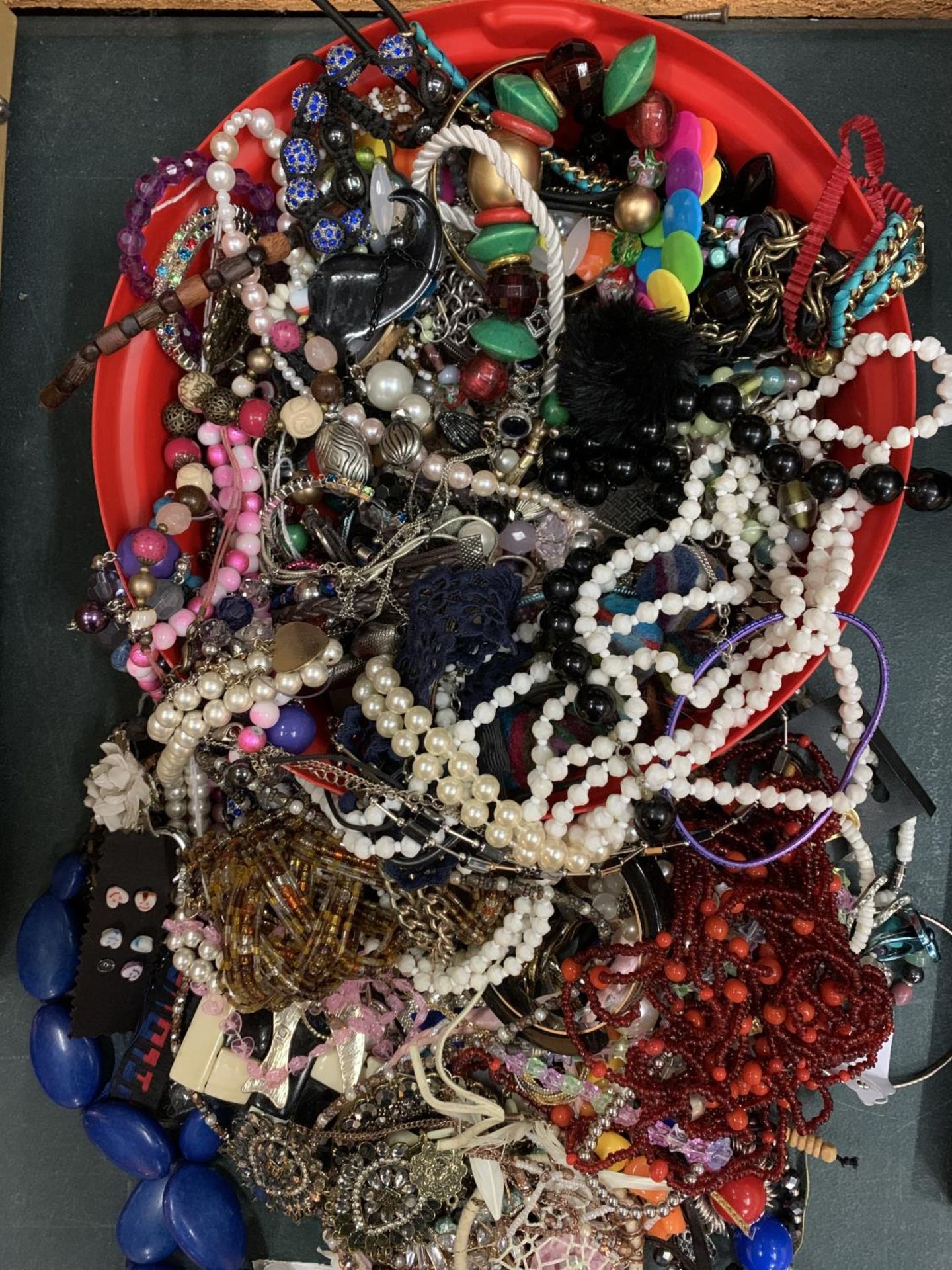 A TUB OF COSTUME JEWELLRY - Image 2 of 3