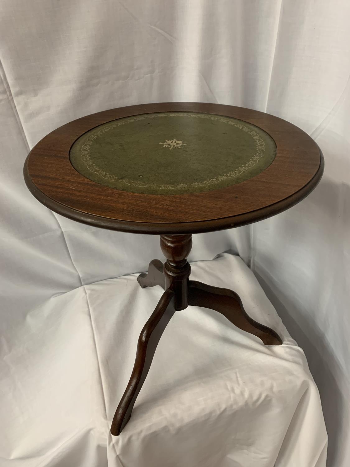 A SMALL CIRCULAR MAHOGANY SIDE TABLE WITH INLAID GREEN LEATHER TOP H:48CM