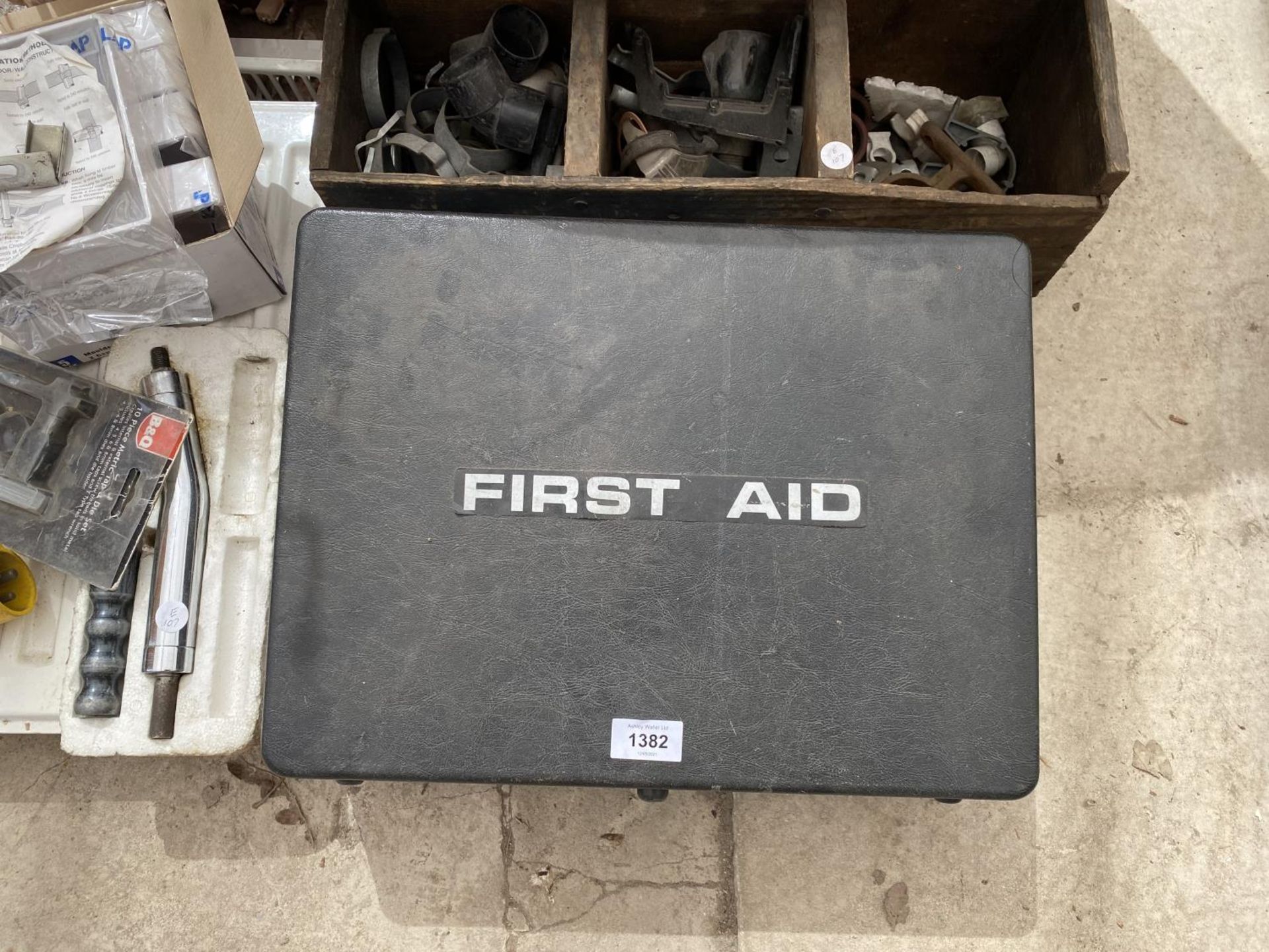 AN ASSORTMENT OF ITEMS TO INCLUDE A RADIATOR, ELECTRICAL BOXES, FIRST AID KIT AND HARDWARE ETC - Image 4 of 5