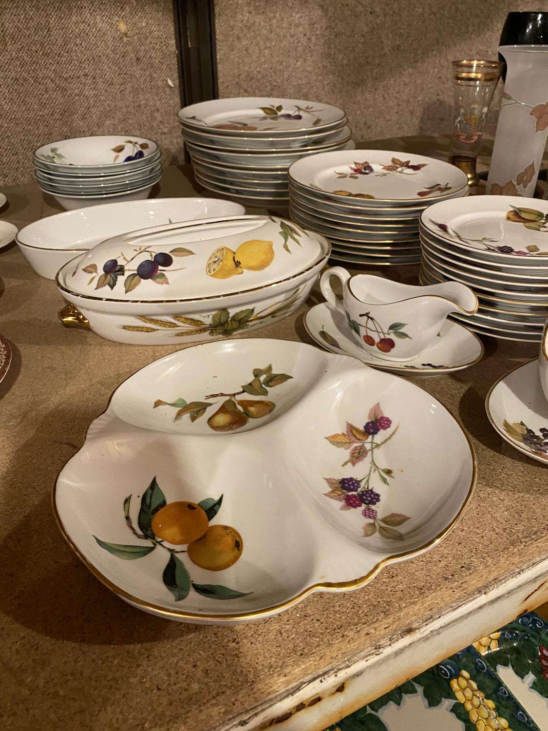 A LARGE COLLECTION OF ROYAL WORCESTER EVESHAM DINNER WARE TO INCLUDE DINNER PLATES, SIDE PLATES, - Image 3 of 5