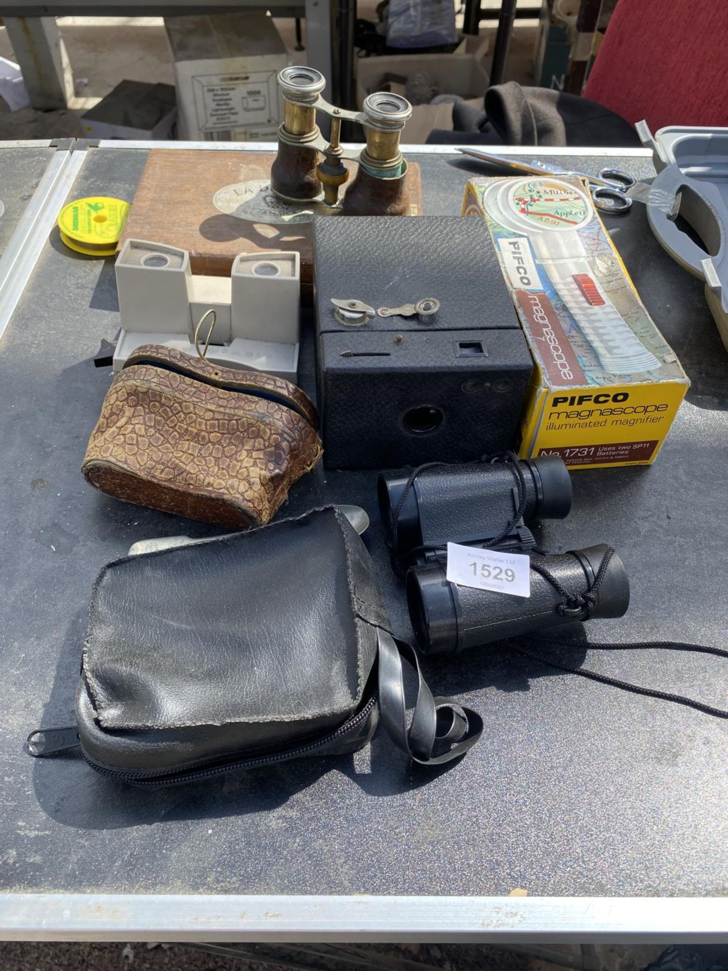 AN ASSORTMENT OF ITEMS TO INCLUDE BINOCULARS, A CAMERA AND CIGAR BOX