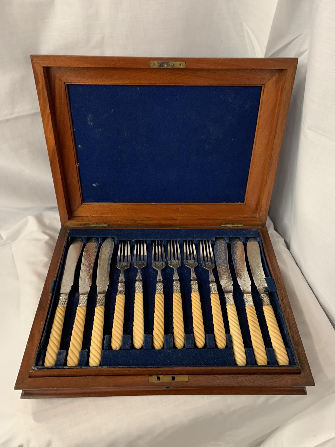 A VINTAGE MAHOGANY CANTEEN OF FLATWARE HEALY ENGRAVED WITH BARLEY TWIST HANDLES. SIX PLACE SETTING