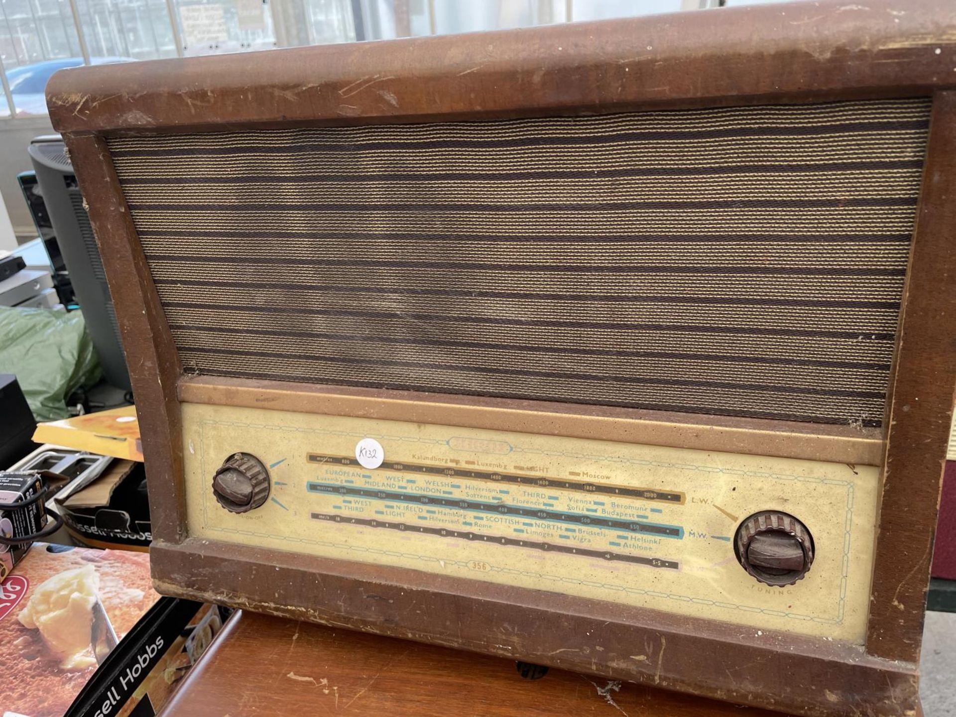 THREE VINTAGE RADIOS TO INCLUDE A FERGUSON AND A PYE ETC - Image 2 of 5