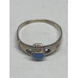A MARKED 925 IRISH CLADLAGH RING WITH A BLUE STONE SIZE R IN A PRESENTATION BOX