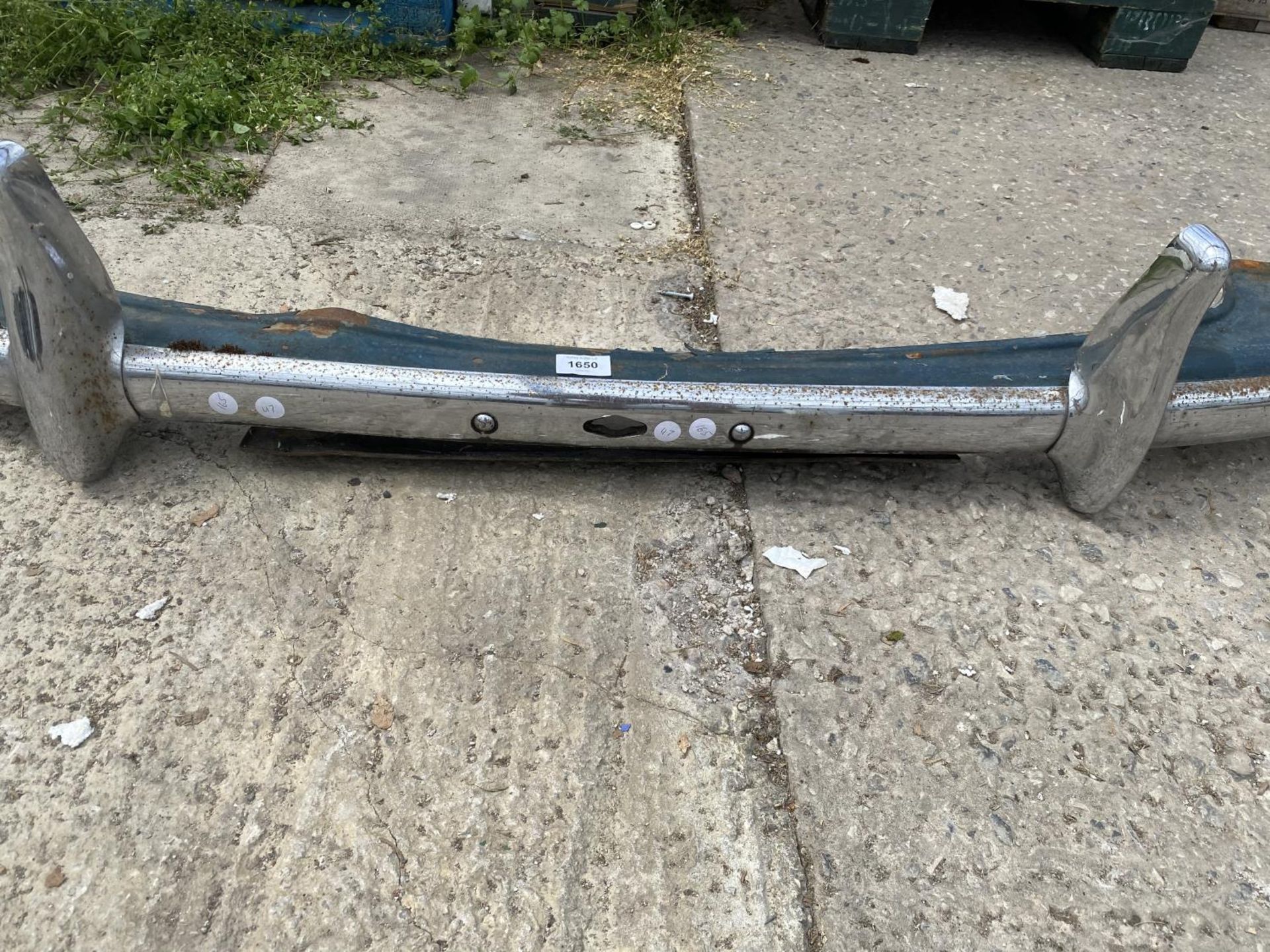 A CHROME CAR BUMPER BELIEVED TO BE FROM A MORRIS MINOR - Image 4 of 6