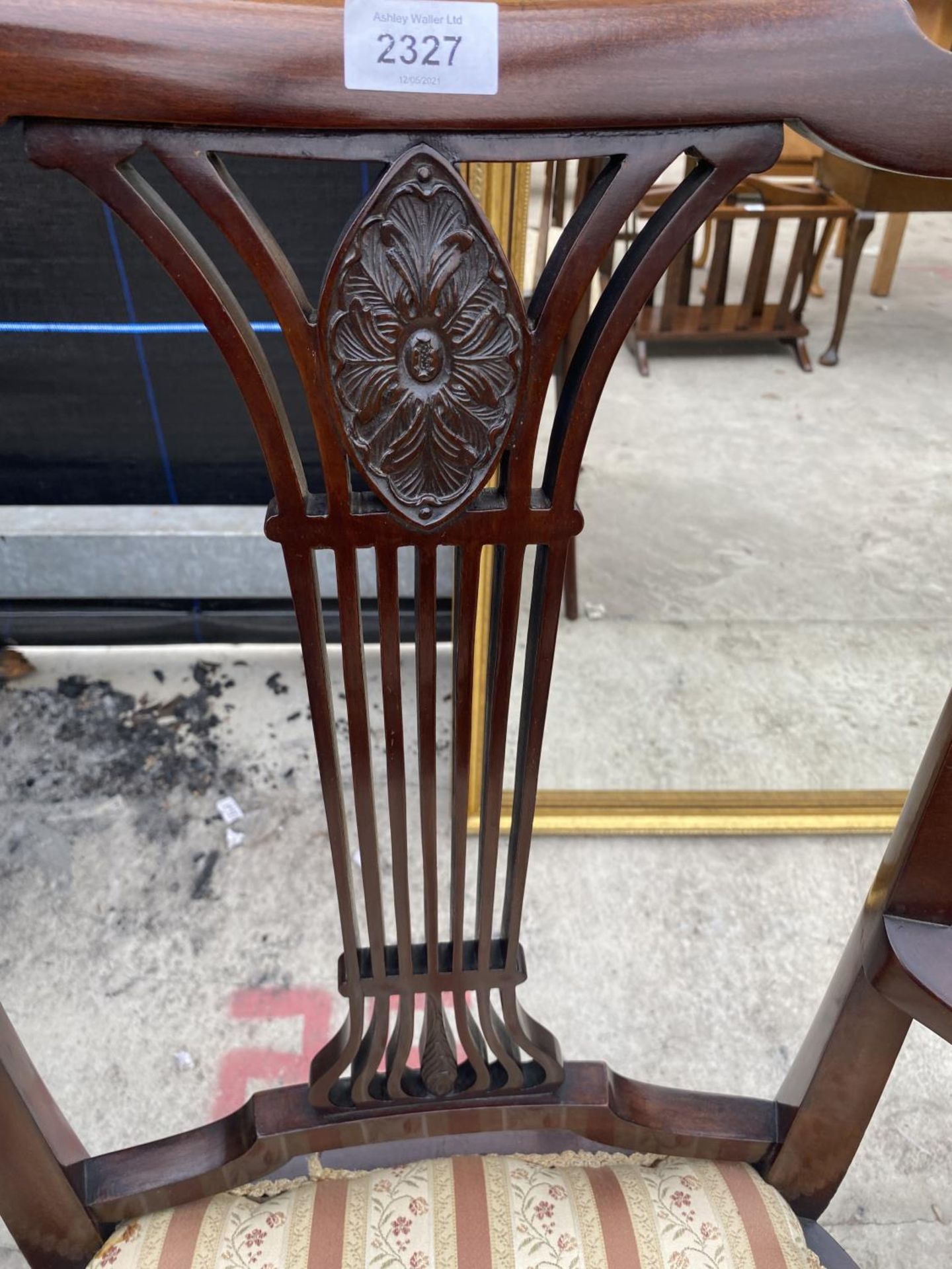 A PAIR OF EDWARDIAN MAHOGANY CARVER CHAIRS WITH PIERCED SPLAT BACKS, ON CABRIOLE LEGS - Image 5 of 5