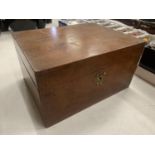 A HINGED MAHOGANY JEWELLERY BOX WITH BRASS KEYHOLE DETAILING