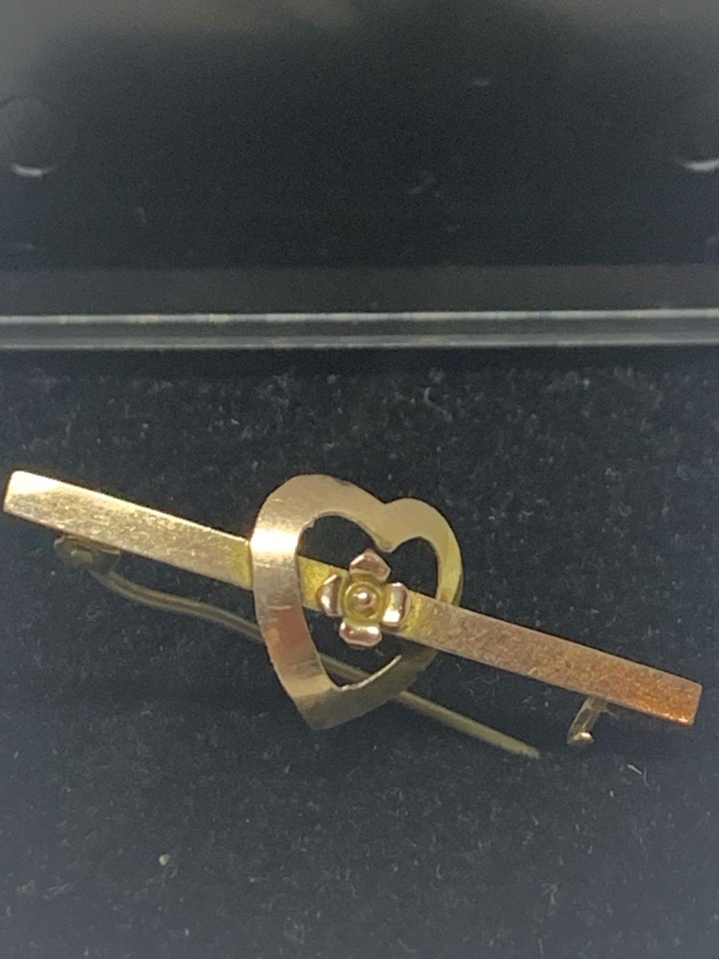 A 9 CARAT GOLD HEART DESIGN BROOCH/TIE PIN - Image 2 of 3