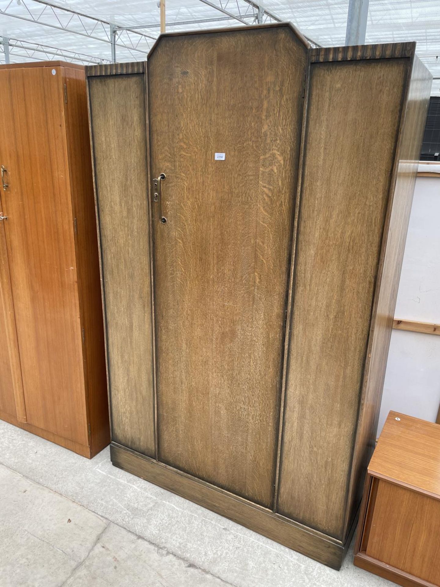 A MID 20TH CENTURY OAK WARDROBE