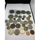 A QUANTITY OF COINS TO INCLUDE CROWNS, FOREIGN CURRENCY, AND OLD EXAMPLES