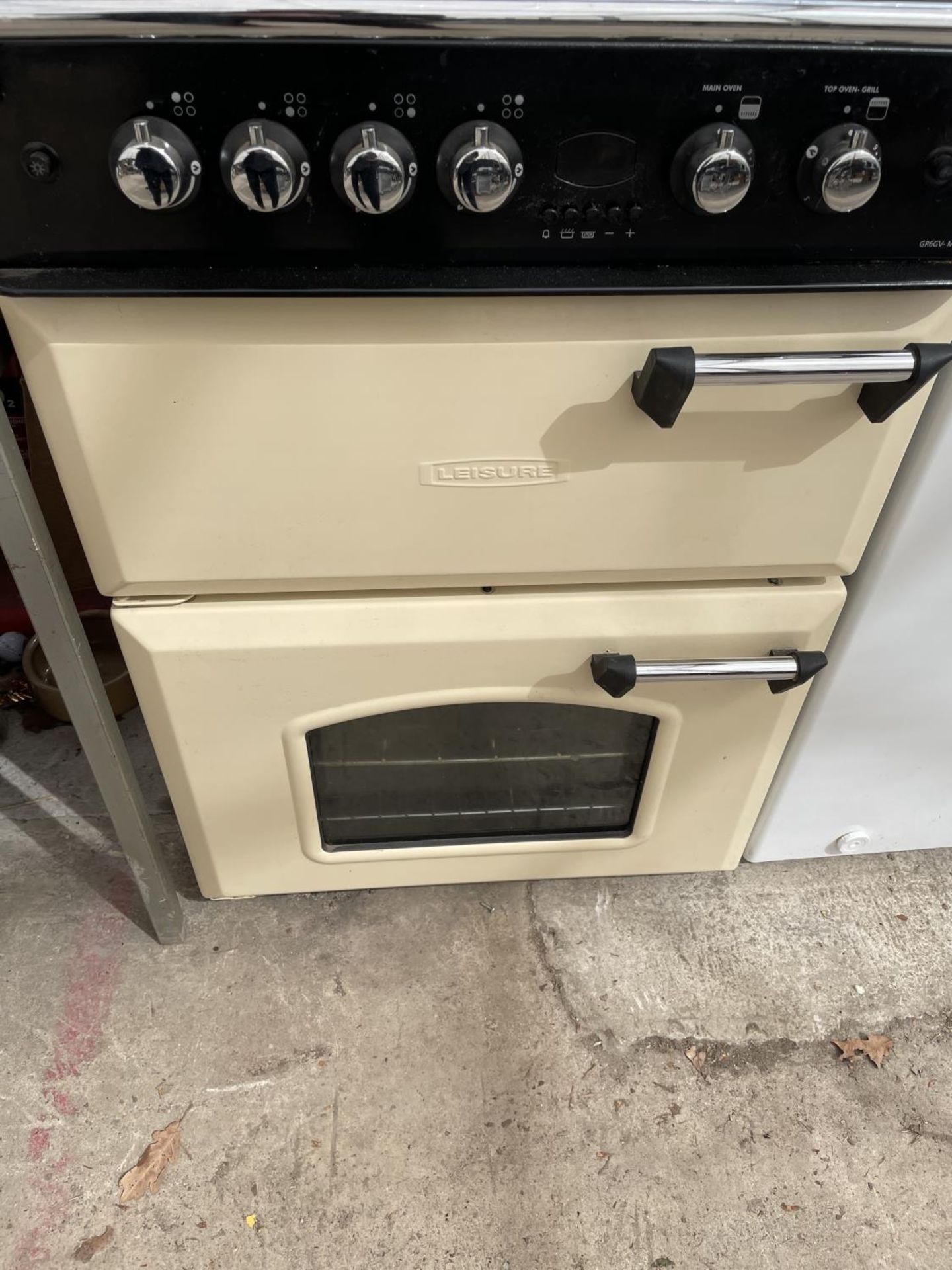 A CREAM AND BLACK LEISURE FREE STANDING COOKER AND HOB BELIEVED WORKING BUT NO WARRANTY - Image 4 of 6