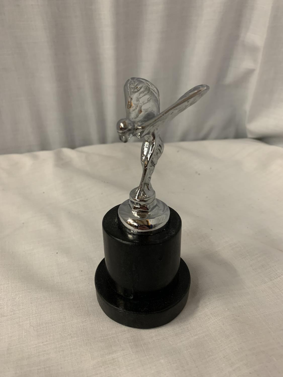 A CHROME FLYING LADY ON A MARBLE BASE H:12CM