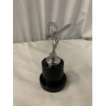A CHROME FLYING LADY ON A MARBLE BASE H:12CM