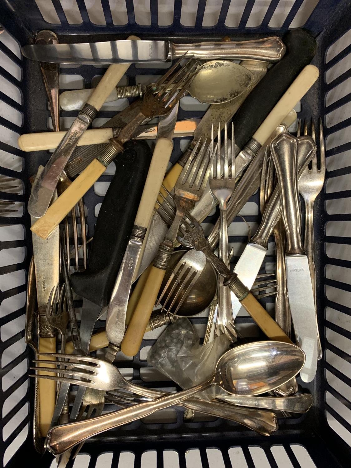 A TRAY CONTAINING A QUANTITY OF FLATWARE INCLUDING KNIVES, FORKS AND SPOONS - Image 4 of 4