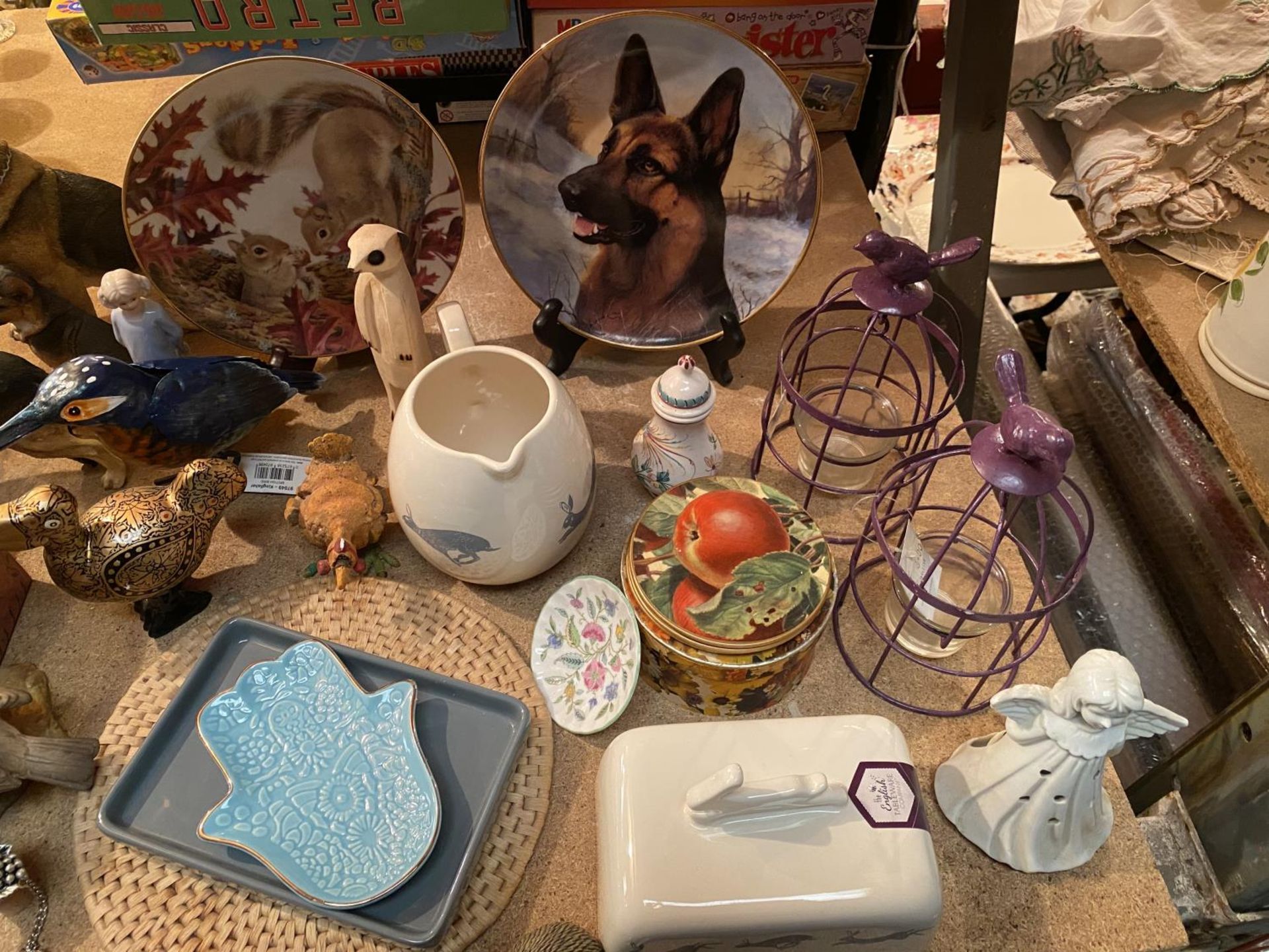 A LARGE COLLECTION OF ITEMS TO INCLUDE SEVERAL ANIMAL FIGURINES, DECORATIVE PLATES AND TRINKET - Image 3 of 6