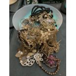 AN ASSORTMENT OF COSTUME JEWELLERY TO INCLUDE THE MAJORITY NECKLACES