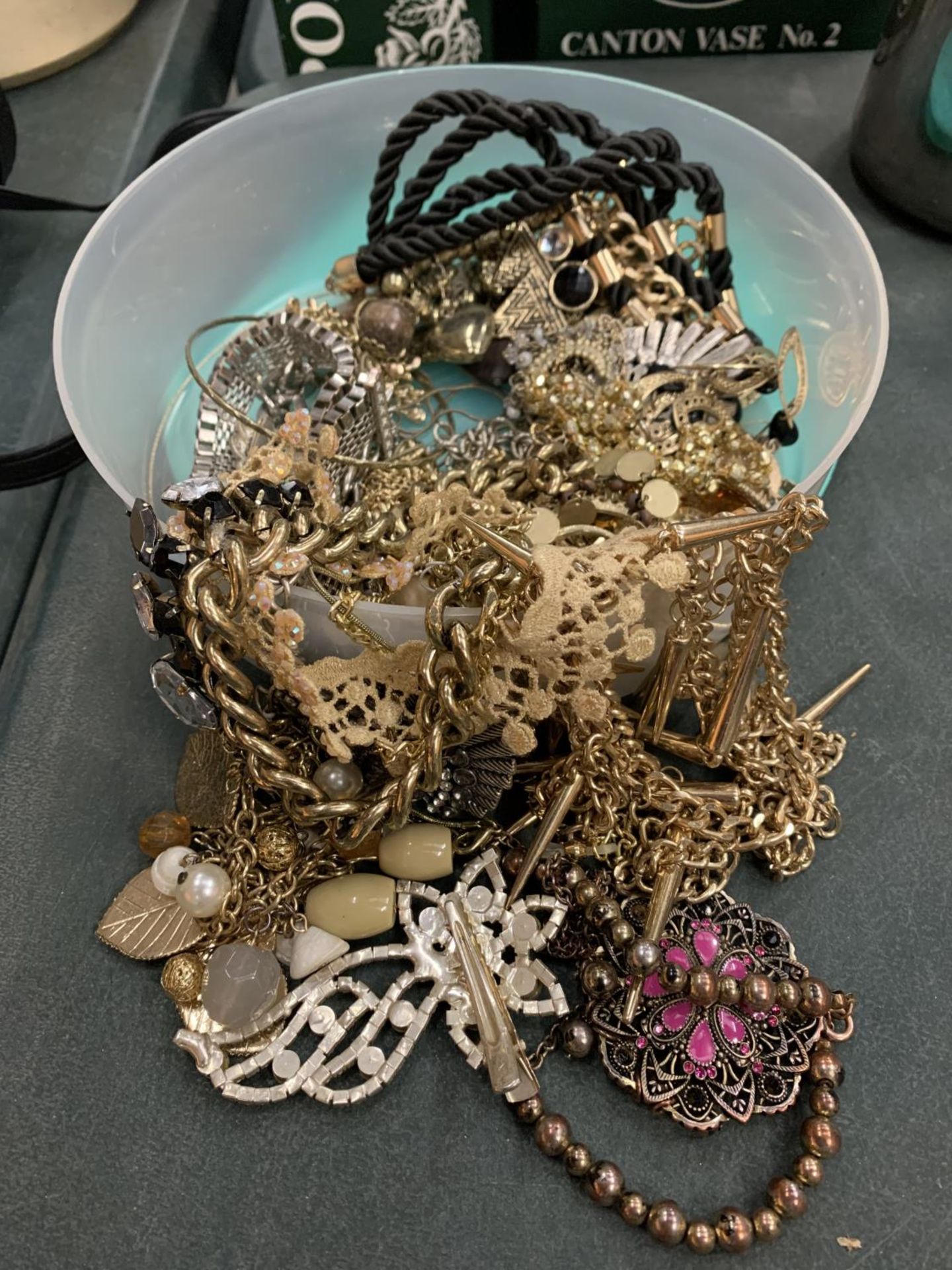 AN ASSORTMENT OF COSTUME JEWELLERY TO INCLUDE THE MAJORITY NECKLACES