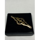 A 9 CARAT GOLD FRONT AND ROLLED GOLD BACK PIN BROOCH IN A PRESENTATION BOX