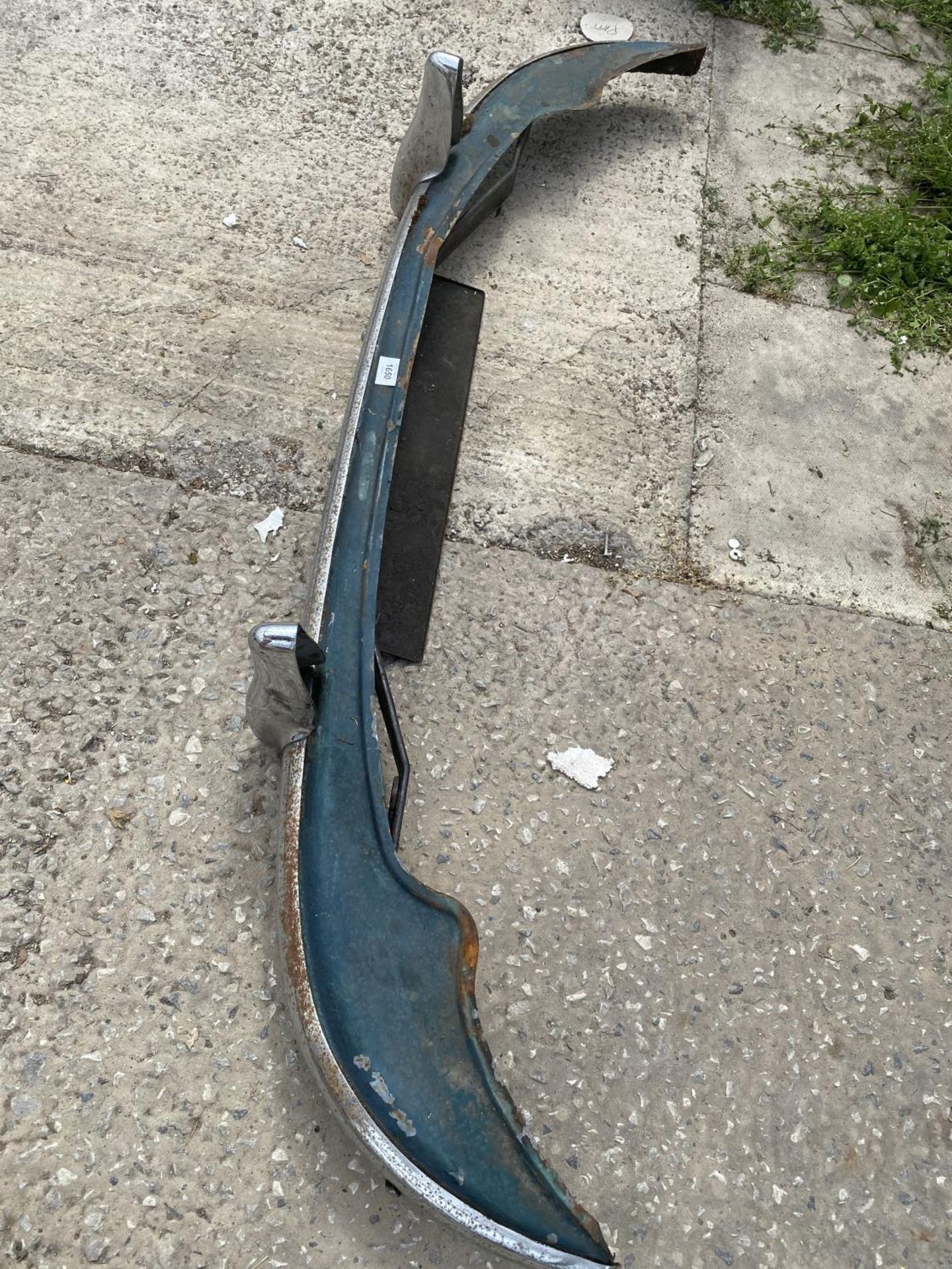 A CHROME CAR BUMPER BELIEVED TO BE FROM A MORRIS MINOR - Image 5 of 6