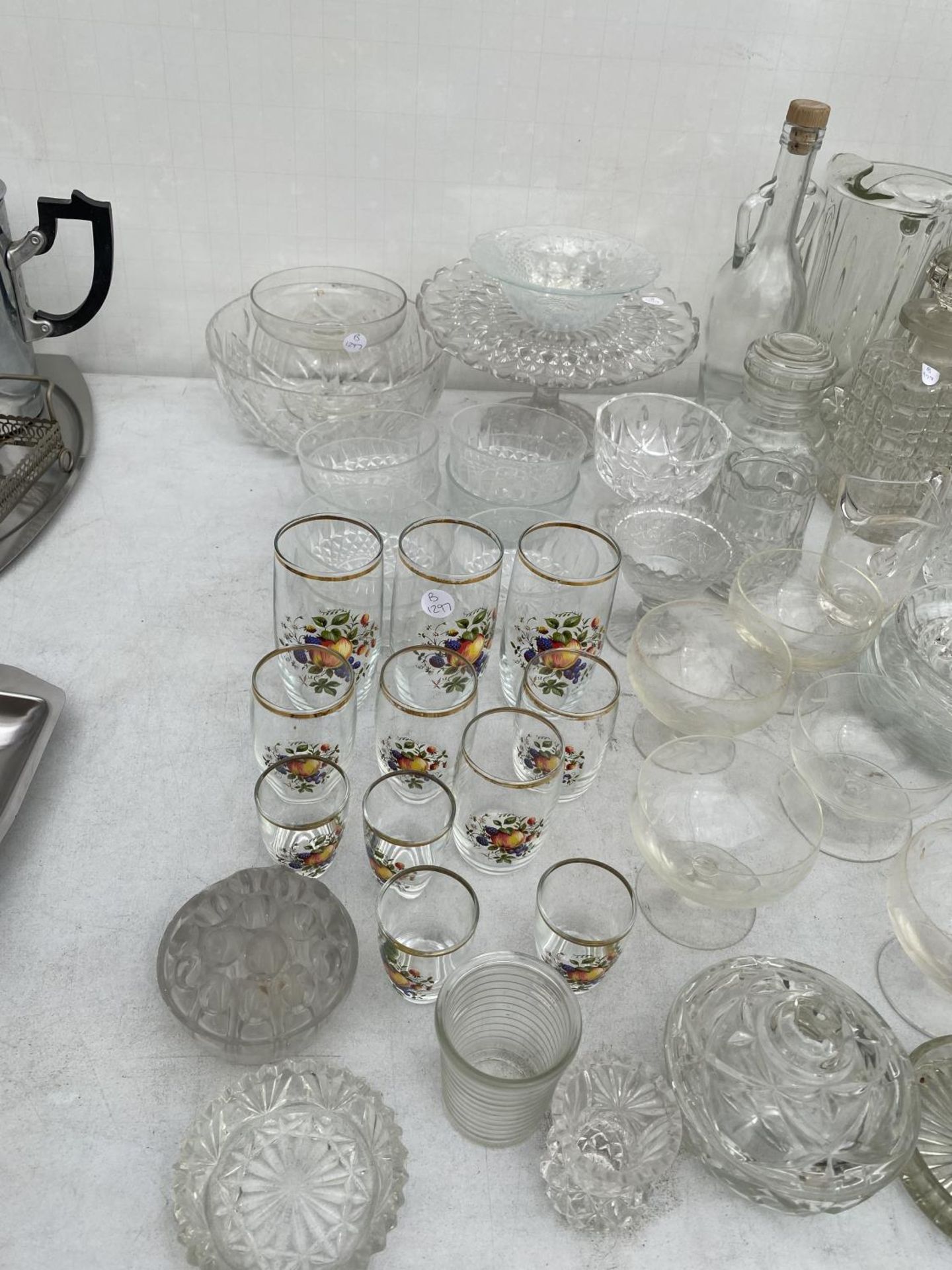 A LARGE ASSORTMENT OF GLASS WARE TO INCLUDE DECANTOR, BOWLS AND TUMBLERS ETC - Image 3 of 4