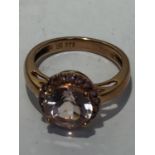 A 9 CARAT GOLD RING WITH A CENTRE KUNZITE AND SURROUNDING PINK SAPPHIRES