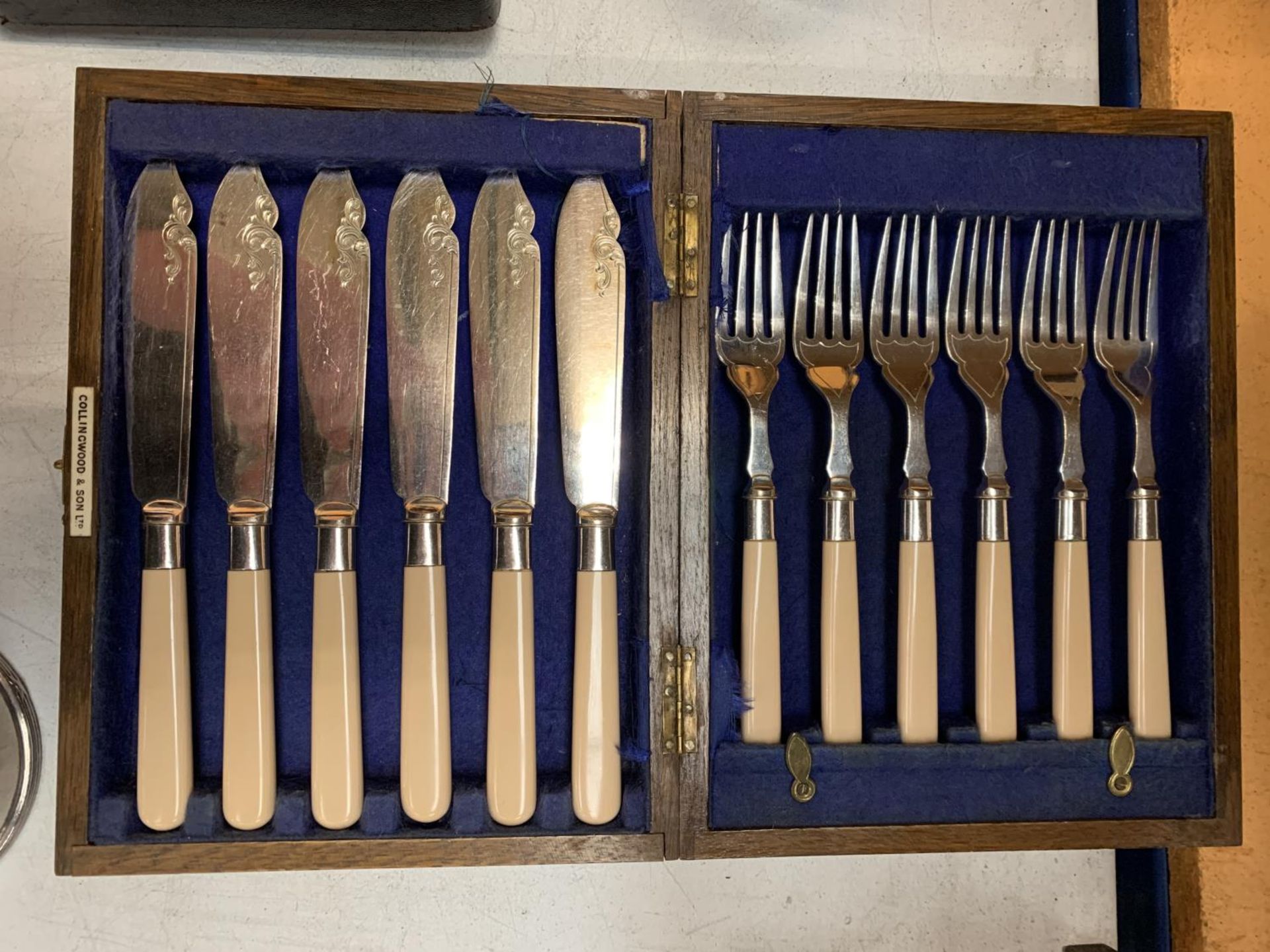 AN ASSORTMENT OF SILVER PLATE ITEMS: A BOXED CONDIMENT SET, JUGS, A PAIR OF SALTS, FISH KNIVES AND - Image 3 of 4