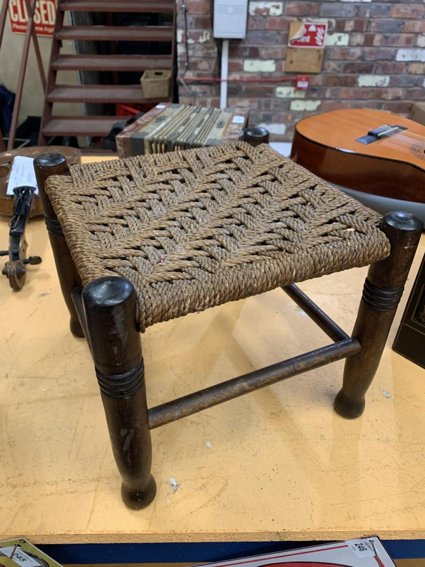 AN OAK RUSH SEATED STOOL - H:24CM DIA:26.5CM - Image 2 of 2