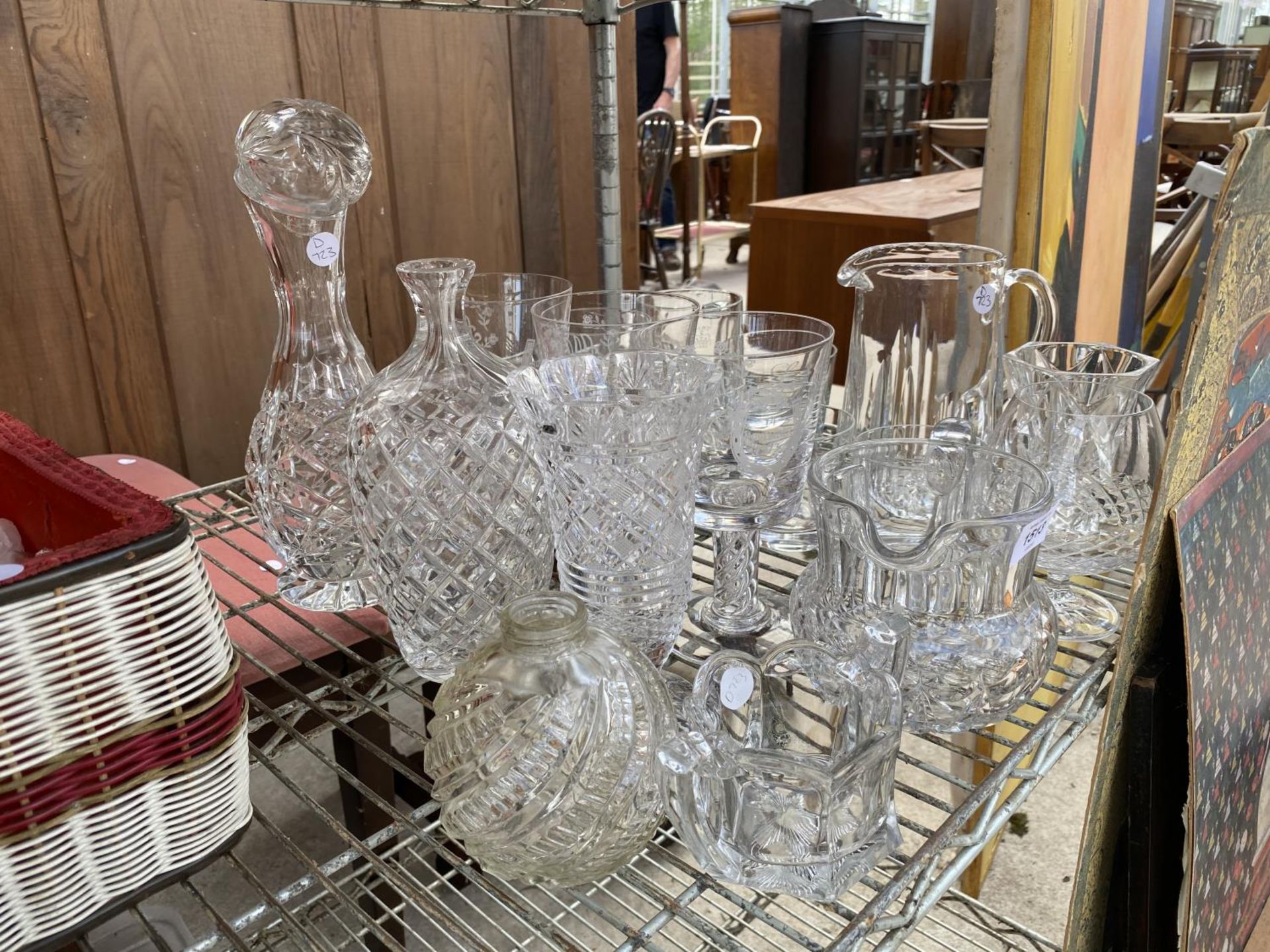 AN ASSORTMENT OF GLASS WARE TO INCLUDE JUGS AND GOBLETS ETC