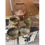 AN ASSORTMENT OF BRASS AND COPPER WARE TO INCLUDE A COPPER KETTLE, BRASS CANDLESTICKS ETC
