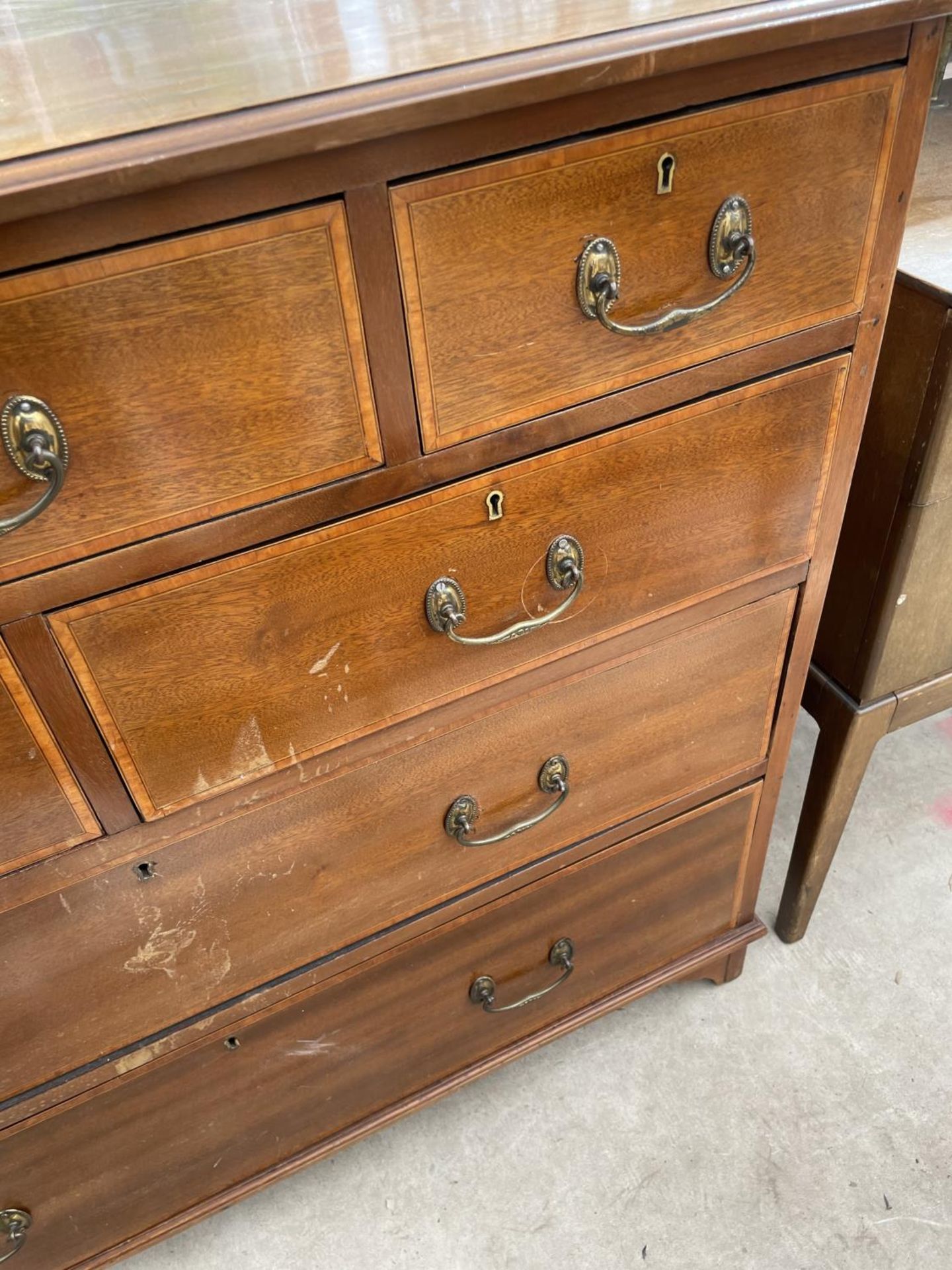 AN EDWARDIAN MAHOGANY AND INLAID CHEST OF TWO LONG DRAWERS, 40" WIDE - Image 4 of 5