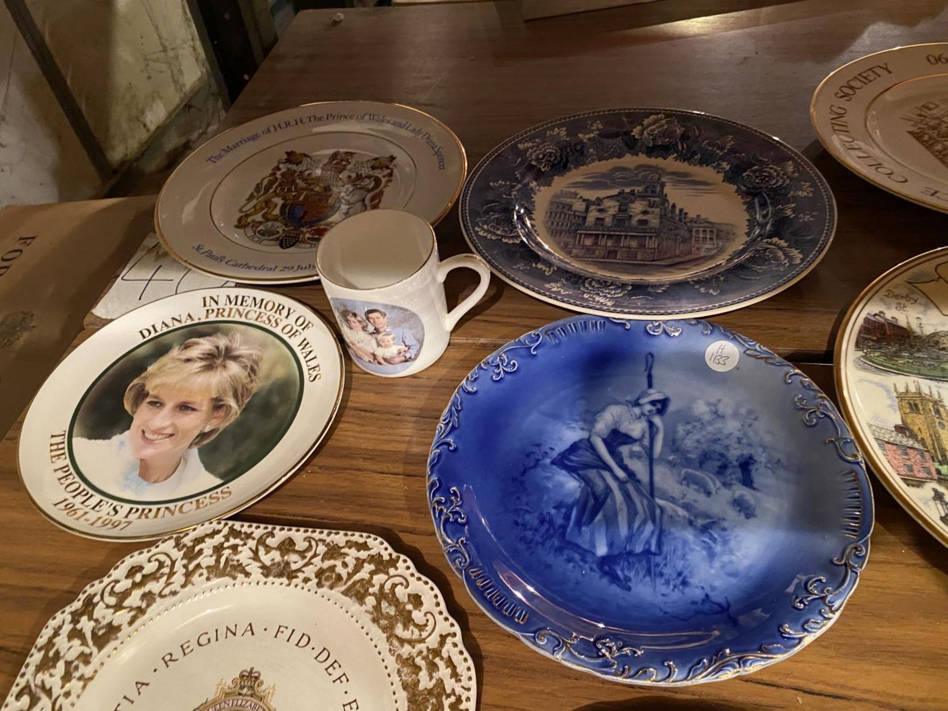 A LARGE COLLECTION TO INCLUDE COALPORT AND ROYAL DOULTON PLATES, COMMEMORATIVE WARE, ORNAMENTS ETC. - Image 5 of 6