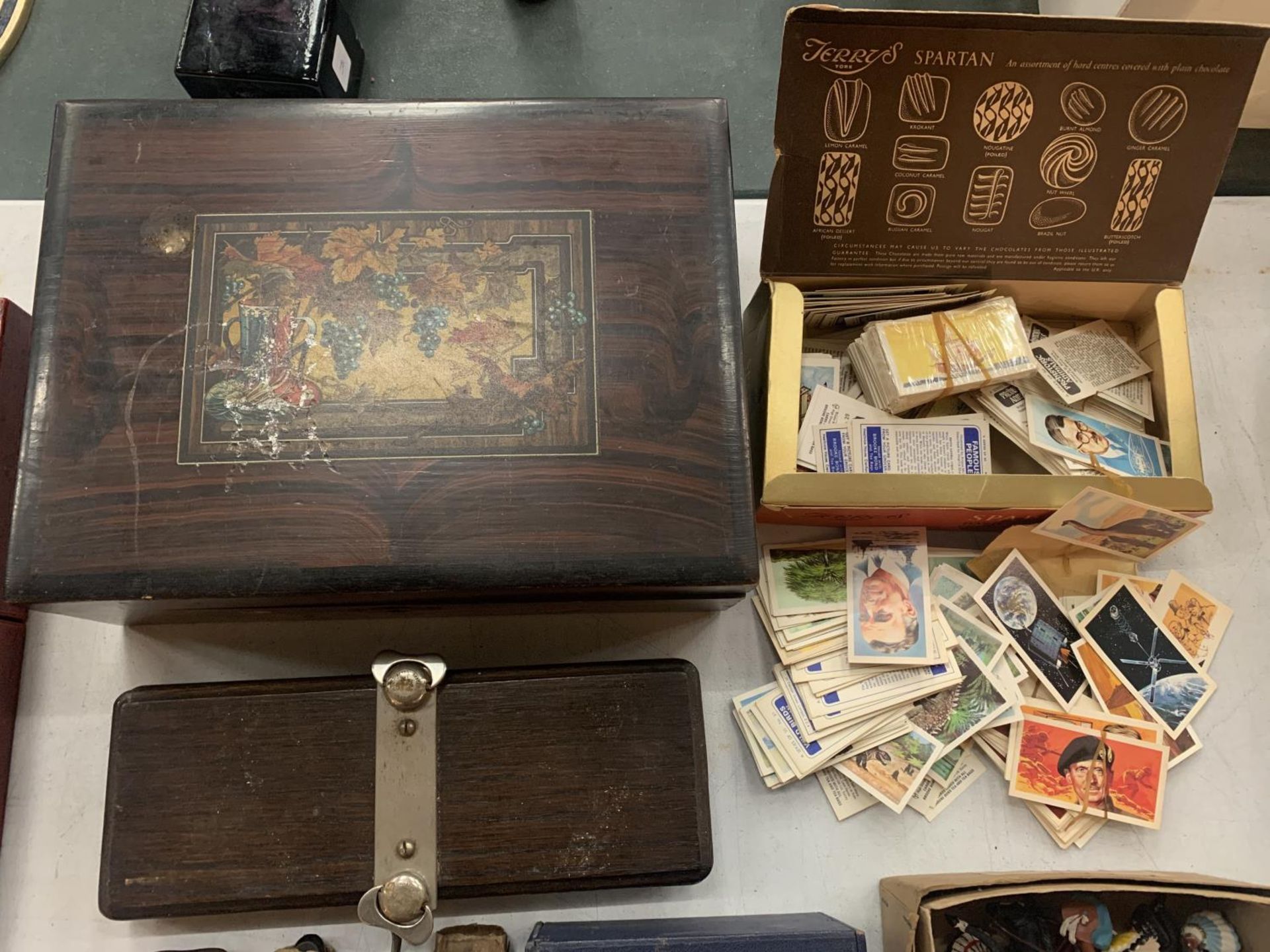 AN ASSORTMENT OF ITEMS TO INCLUDE A MAHOGANY WRITING SLOPE WITH INLAID DETAIL, FOUR VINTAGE CUT - Image 2 of 4