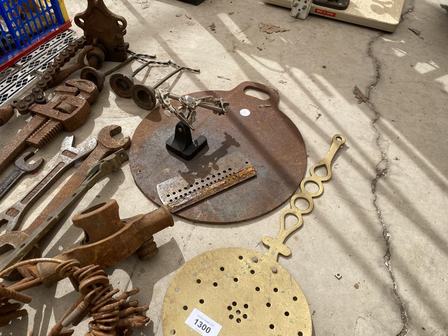 AN ASSORTMENT OF VINTAGE ITEMS TO INCLUDE A LARGE BUNCH OF VINTAGE KEYS, VINTAGE TOOLS AND PATTERNED - Image 4 of 6