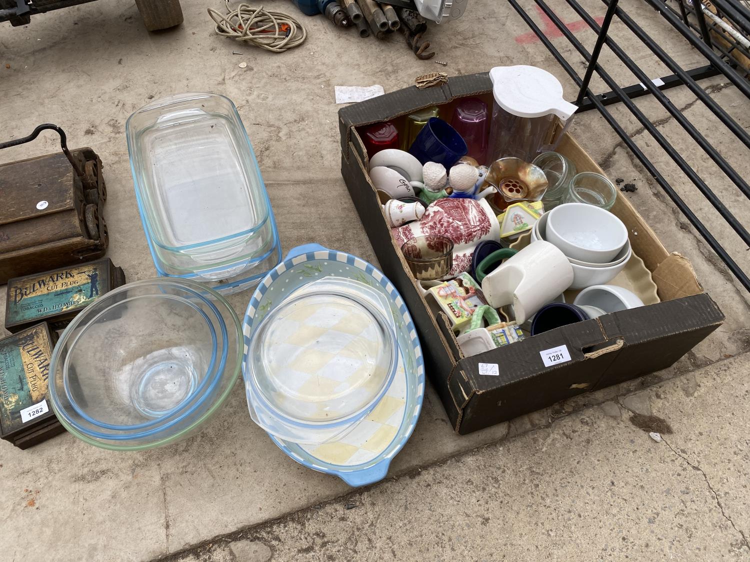 AN ASSORTMENT OF CERAMIC AND GLASS WARE TO INCLUDE JUGS, TEAPOTS AND DISHES ETC