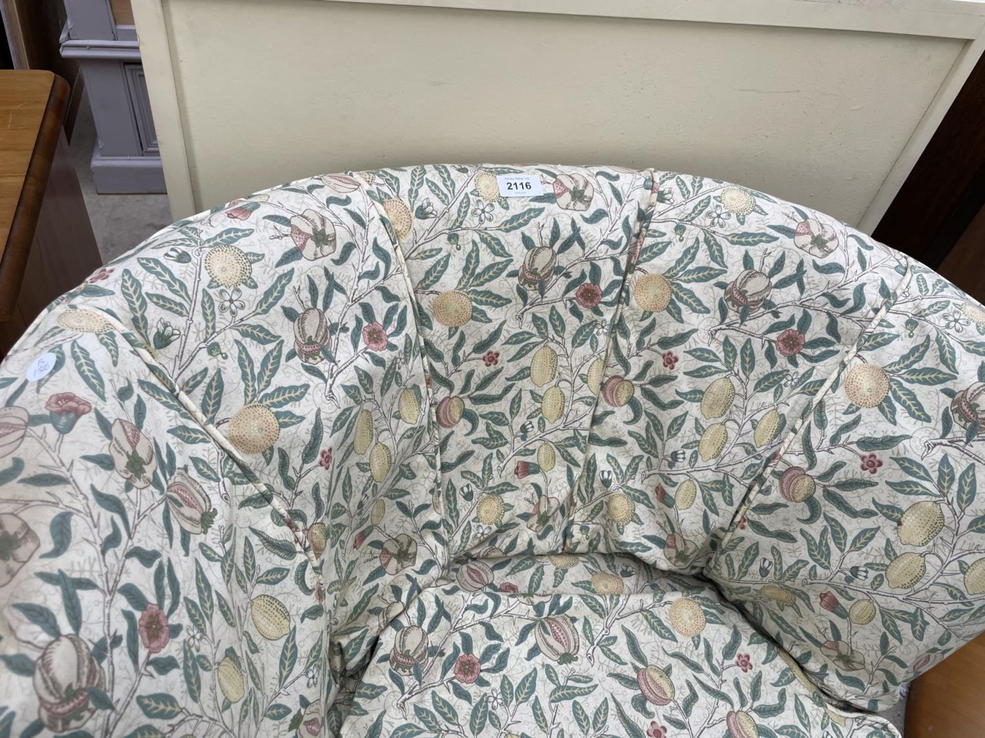 A MODERN BEDROOM CHAIR WITH FLORAL COVER - Image 2 of 3