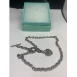 A MARKED 925 SILVER TIFFANY AND CO STYLE NECKLACE WITH PRESENTATION BOX