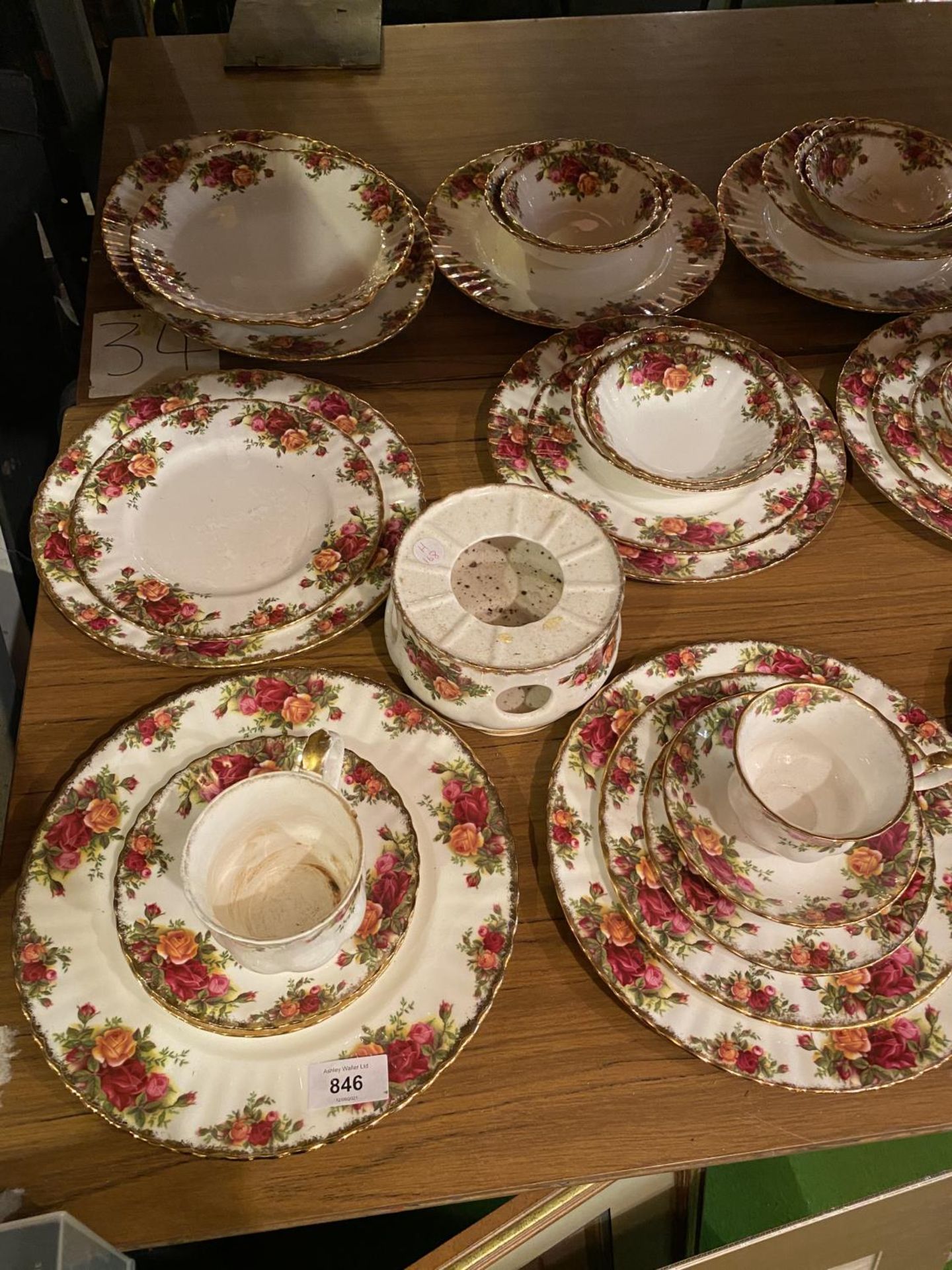A VERY LARGE COLLECTION OF ROYAL ALBERT 'OLD COUNTRY ROSES' TO INCLUDE DINNER PLATES, SIDE PLATES, - Image 3 of 6