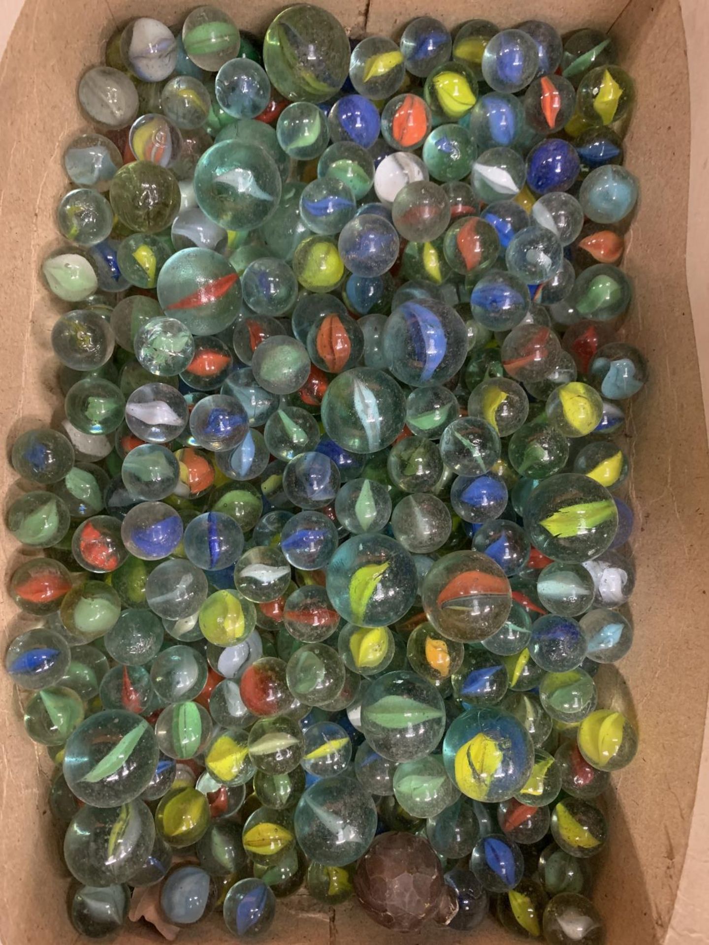 A QUANTITY OF VINTAGE MARBLES