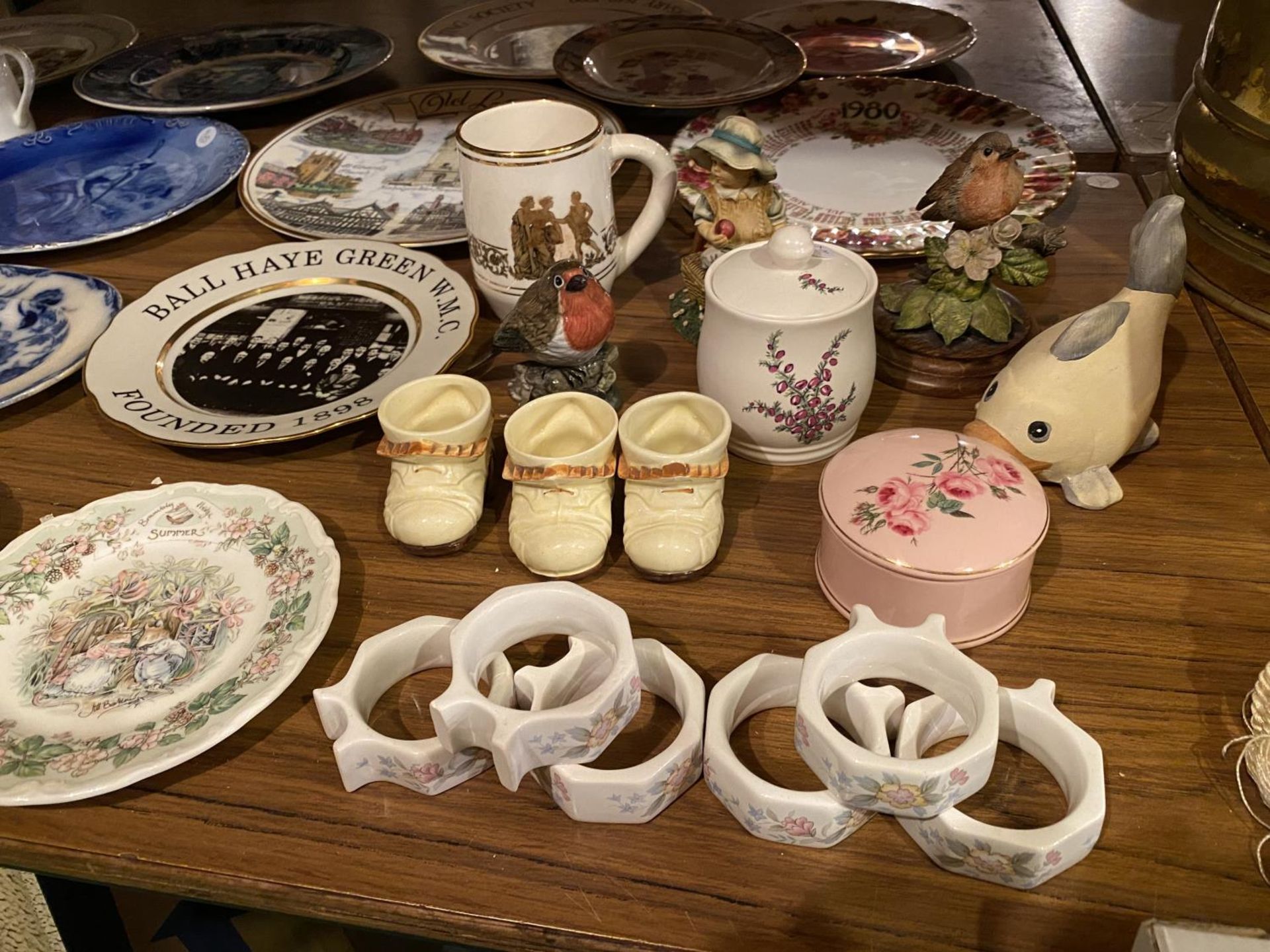 A LARGE COLLECTION TO INCLUDE COALPORT AND ROYAL DOULTON PLATES, COMMEMORATIVE WARE, ORNAMENTS ETC. - Image 3 of 6