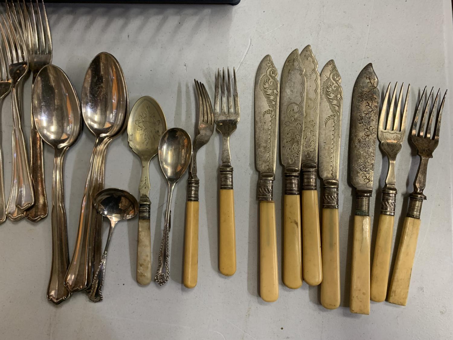 A TRAY CONTAINING A QUANTITY OF FLATWARE INCLUDING KNIVES, FORKS AND SPOONS - Image 3 of 4