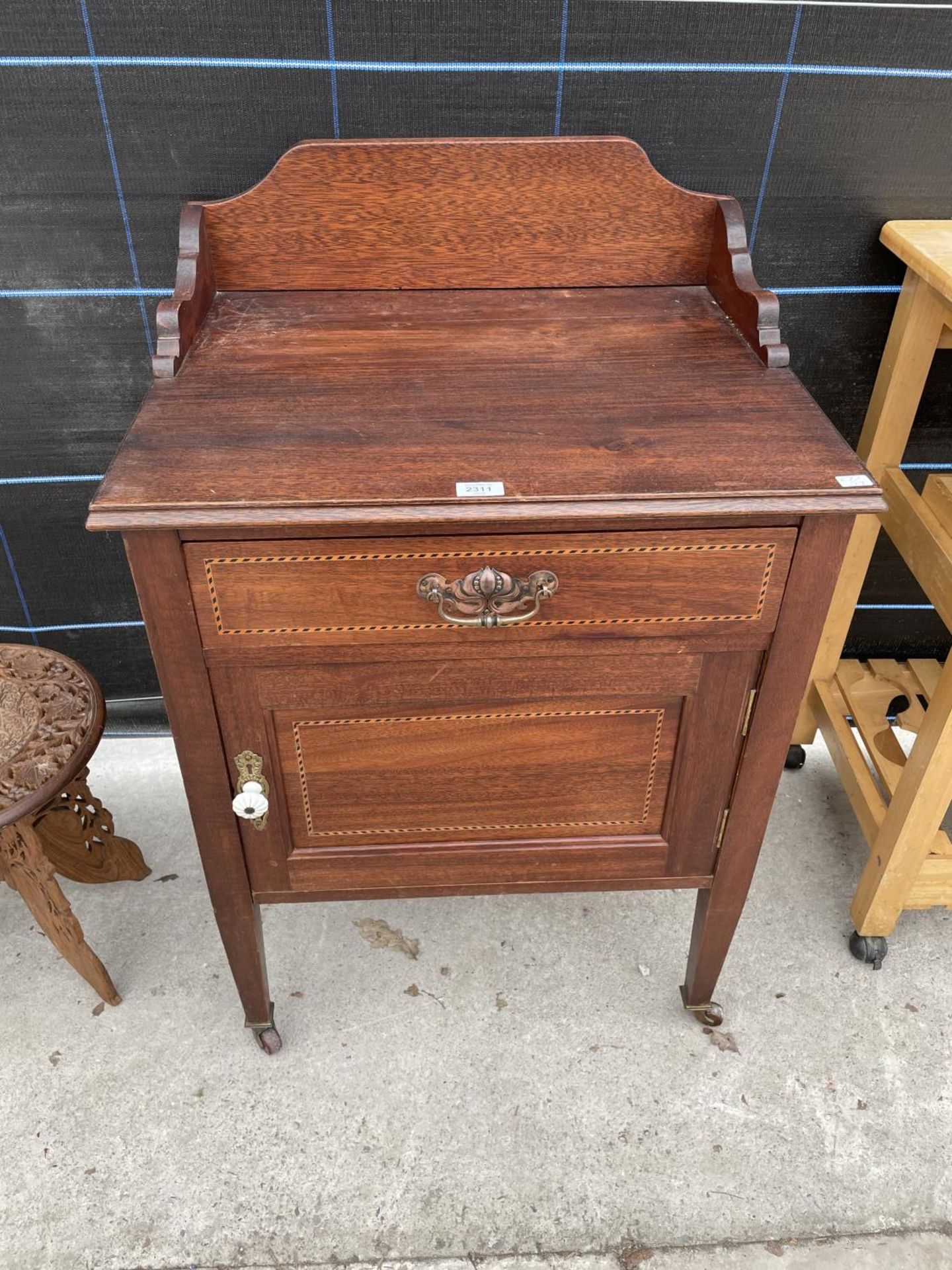 AN EDWARDIAN MAHOGANY AND INLAID WASHSTAND WITH GALLERY BACK, 25" WIDE