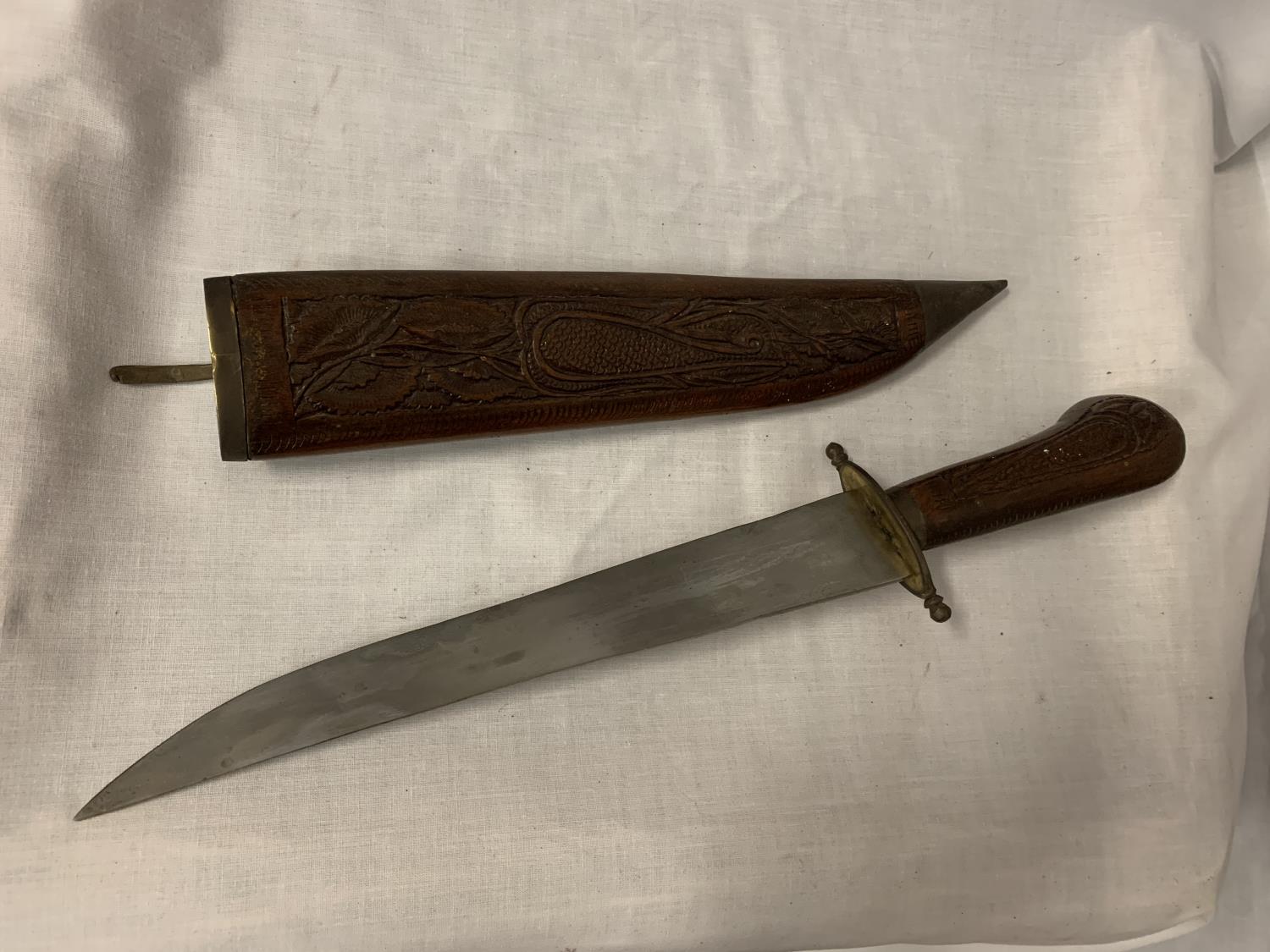 A HARDWOOD HANDLED INDIAN KNIFE TO ALSO INCLUDE THE CARVED WOODEN CASE L: 39CM - Image 2 of 2