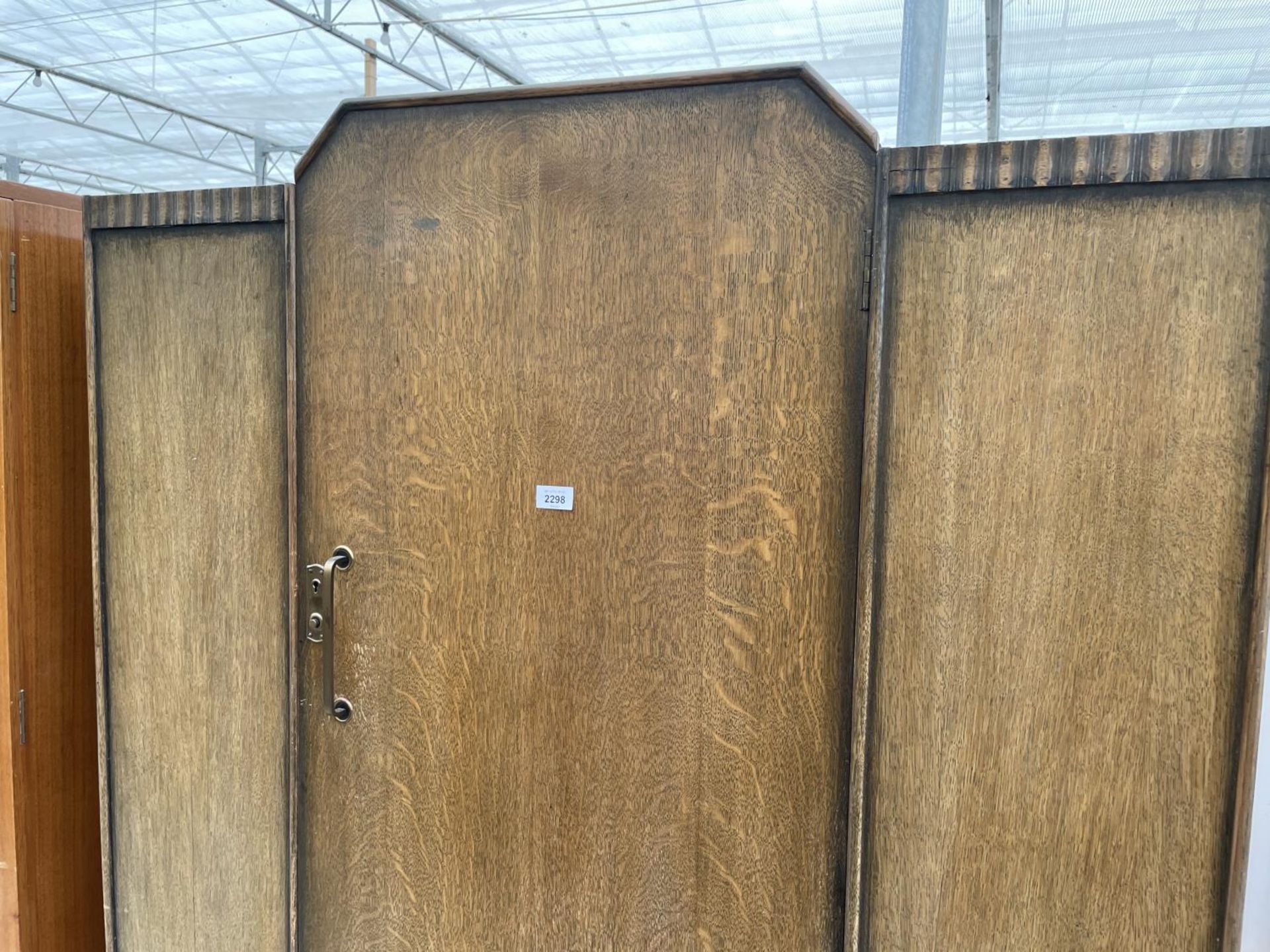 A MID 20TH CENTURY OAK WARDROBE - Image 2 of 4