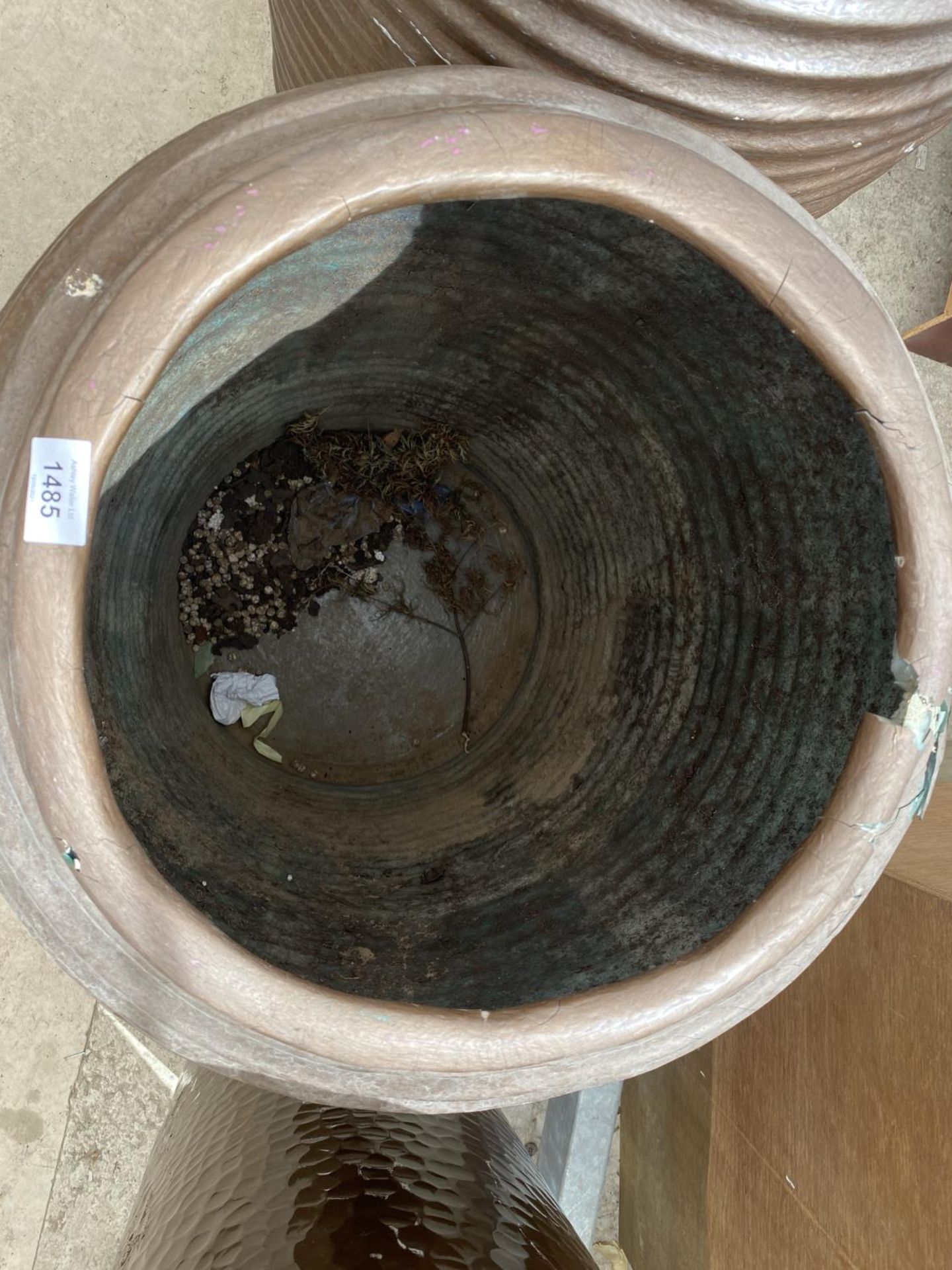 A PAIR OF DECORATIVE BROWN FIBRE GLASS BEE HIVE STYLE PLANTERS (H:90CM) - Image 3 of 3