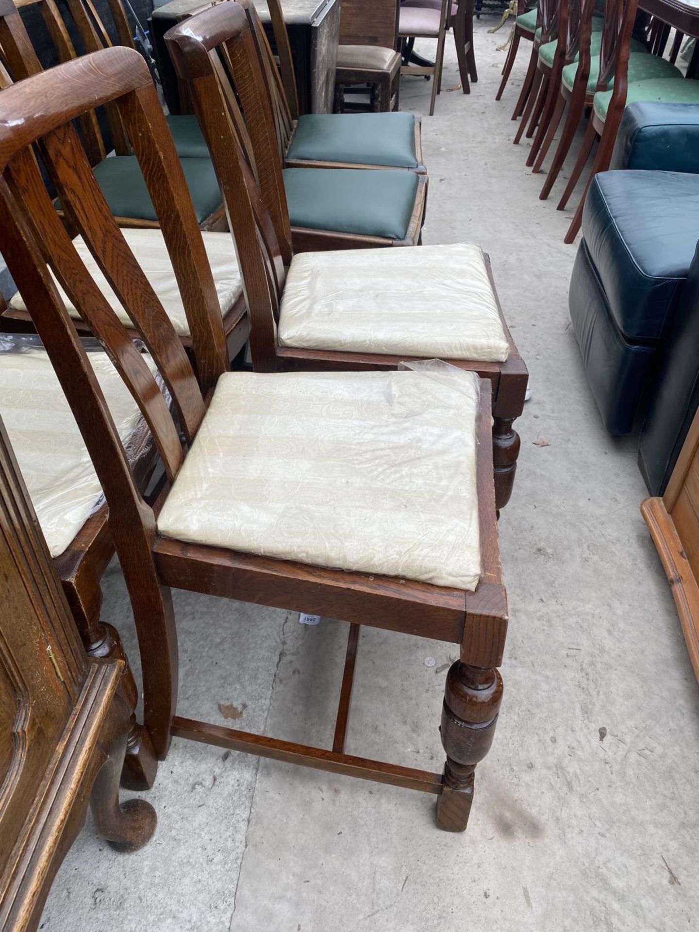 A SET OF FOUR EARLY 20TH CENTURY DINING CHAIRS WITH TURNED FRONT LEGS - Image 3 of 3