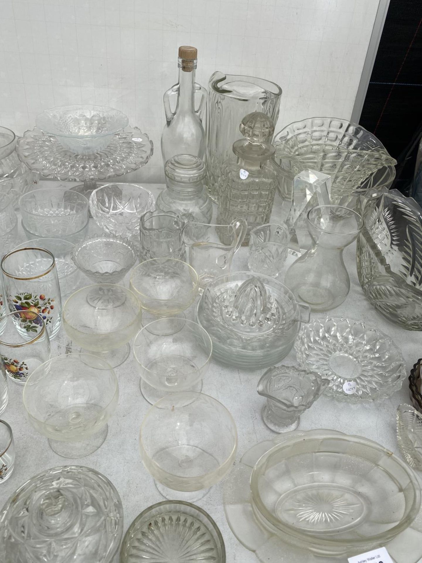 A LARGE ASSORTMENT OF GLASS WARE TO INCLUDE DECANTOR, BOWLS AND TUMBLERS ETC - Image 4 of 4